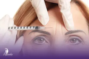 فردی که در حال تزریق بوتاکس به پیشانی خود است.