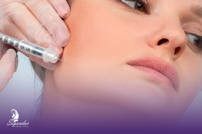 خانومی که در حال تزریق بوتاکس است و به مراقبتهای بعد از بوتاکس فکر میکند.