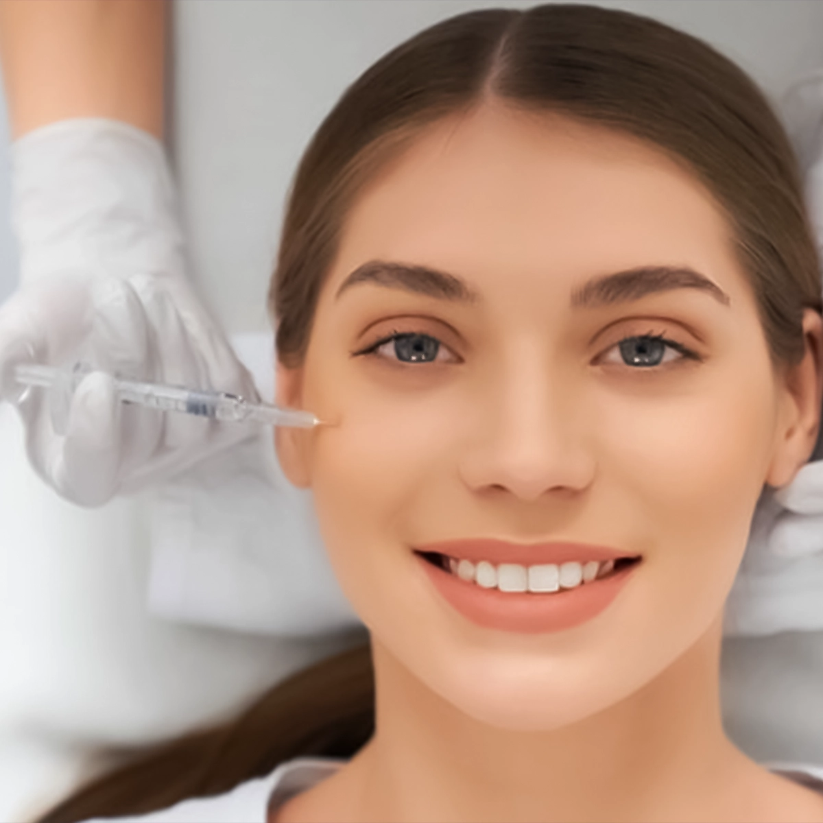 عکس از صورت دختری که در حال تزریق بوتاکس به صورت است و به مراقبت های بعد از بوتاکس فکر می کند