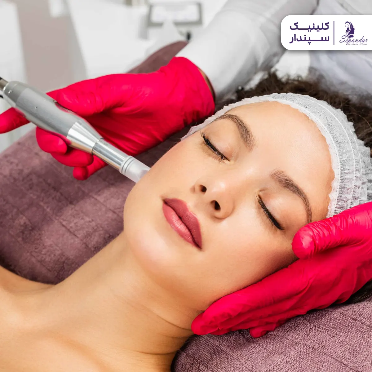 عکس از خانمی که دراز کشیده و در حال گرفتن خدمات مزوتراپی است