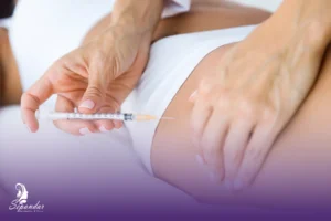 عکس از دستی که در حال تزریق فیلر بادی به هیپ دیپ یک خانم است