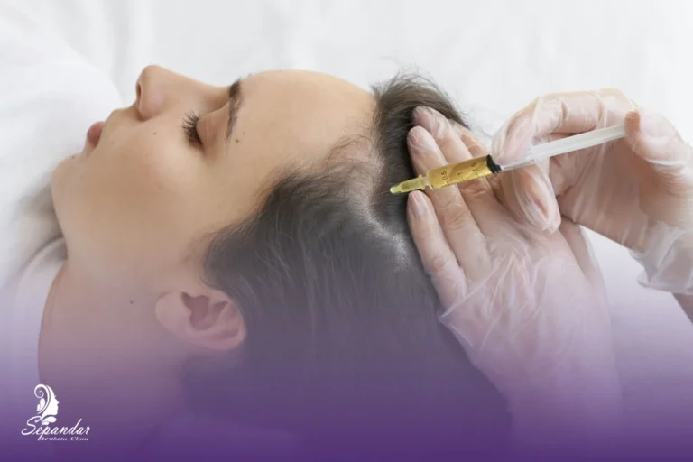 خانمی که روی تخت کلینیک دراز کشیده است و در حال انجام درمان مزوتراپی است.