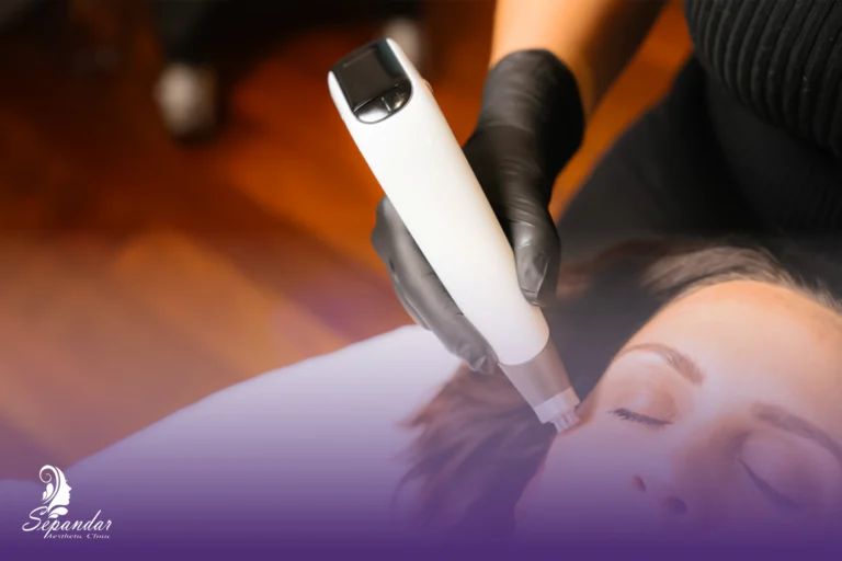 عکس از خانمی در حال انجام اگزوزوم تراپی پوست