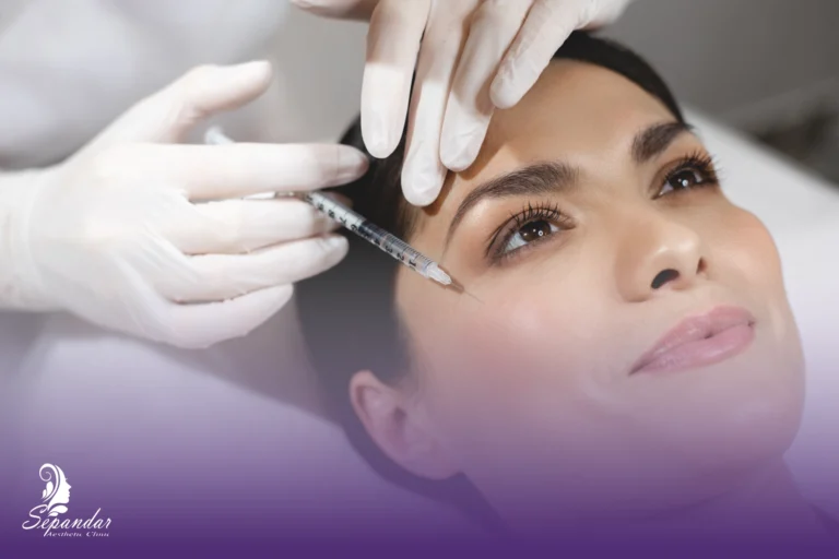 فردی در حال تزریق چربی به صورت برای جوانسازی پوست