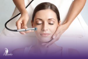 خانمی در کلینیک زیبایی دکتر سپندار که چشم هایش را بسته و دکتر در حال انجام میکرودرم برای او است