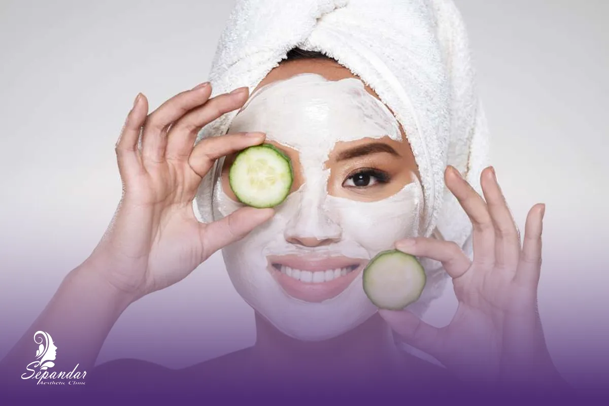 دختری که در حال انجام فیشال و پاکسازی در کلینیک دکتر سپندار است و از خدمات فیشیال این کلینیک استفاده میکند.