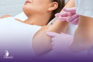 خانمی در حال کربوکسی تراپی زیر بغل برای رفع تیرگی و سیاهی زیر بغل