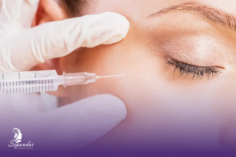 خانمی که چشم هایش بسته است و در حال تزریق فیلر زیر چشم برای بهبود تیرگی و گودی زیر چشم است