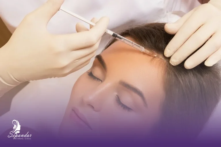 خانمی که برای درمان ریزش مو مزوتراپی مو انجام میدهد و به مراقبت های بعد از مزوتراپی مو فکر میکند